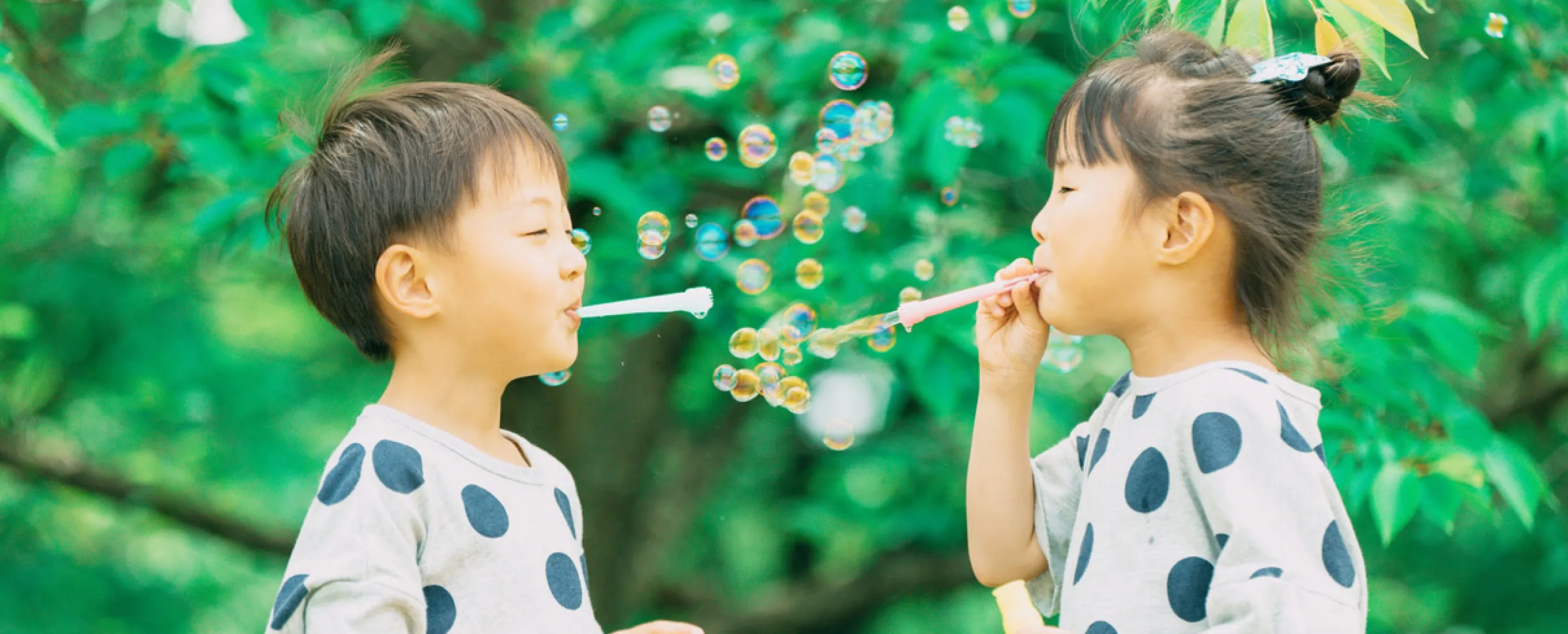 男の子と女の子が遊んでいる写真