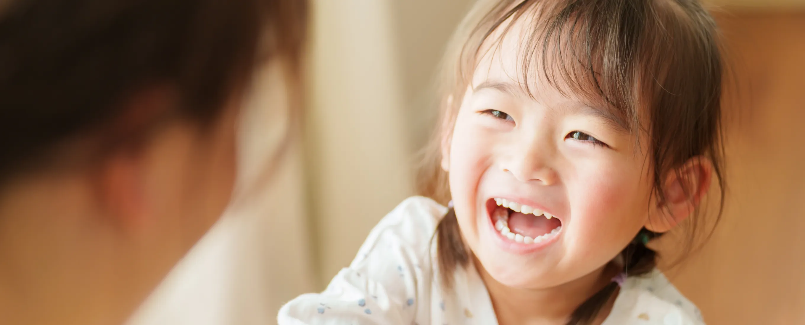 笑顔の子どもの写真
